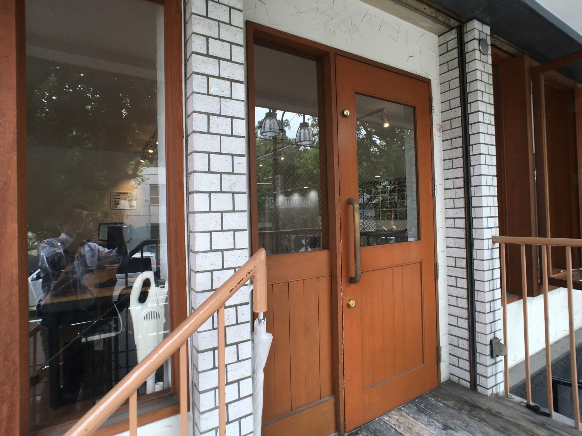 テナントリテンションの木製の入口扉