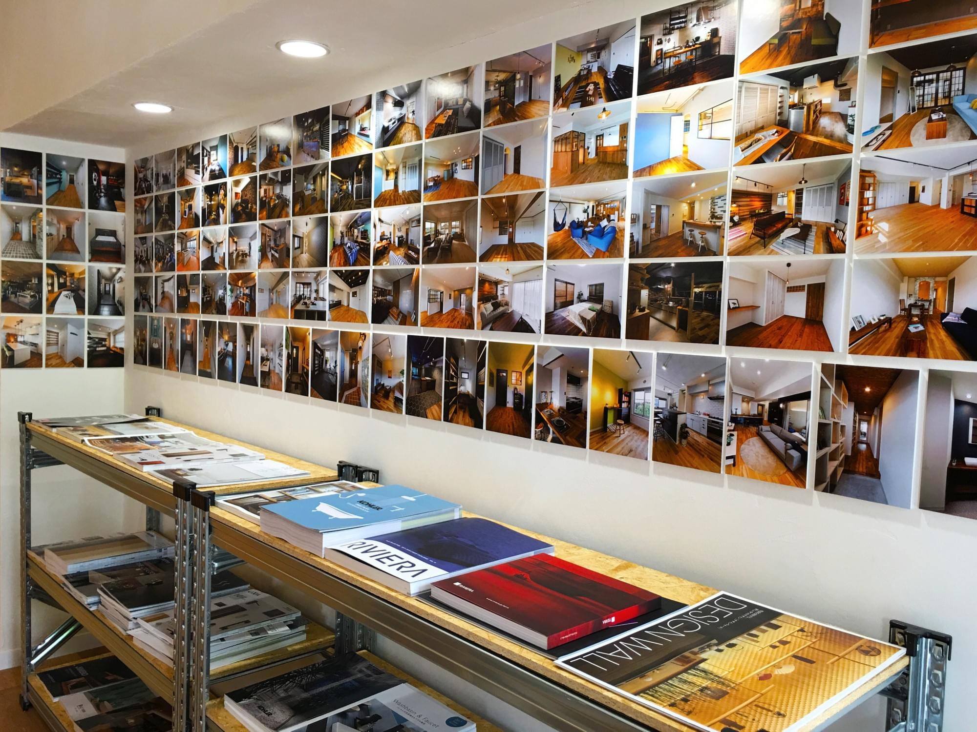 店内の壁に並ぶ施工写真と、棚に置かれた素材やデザインの資料