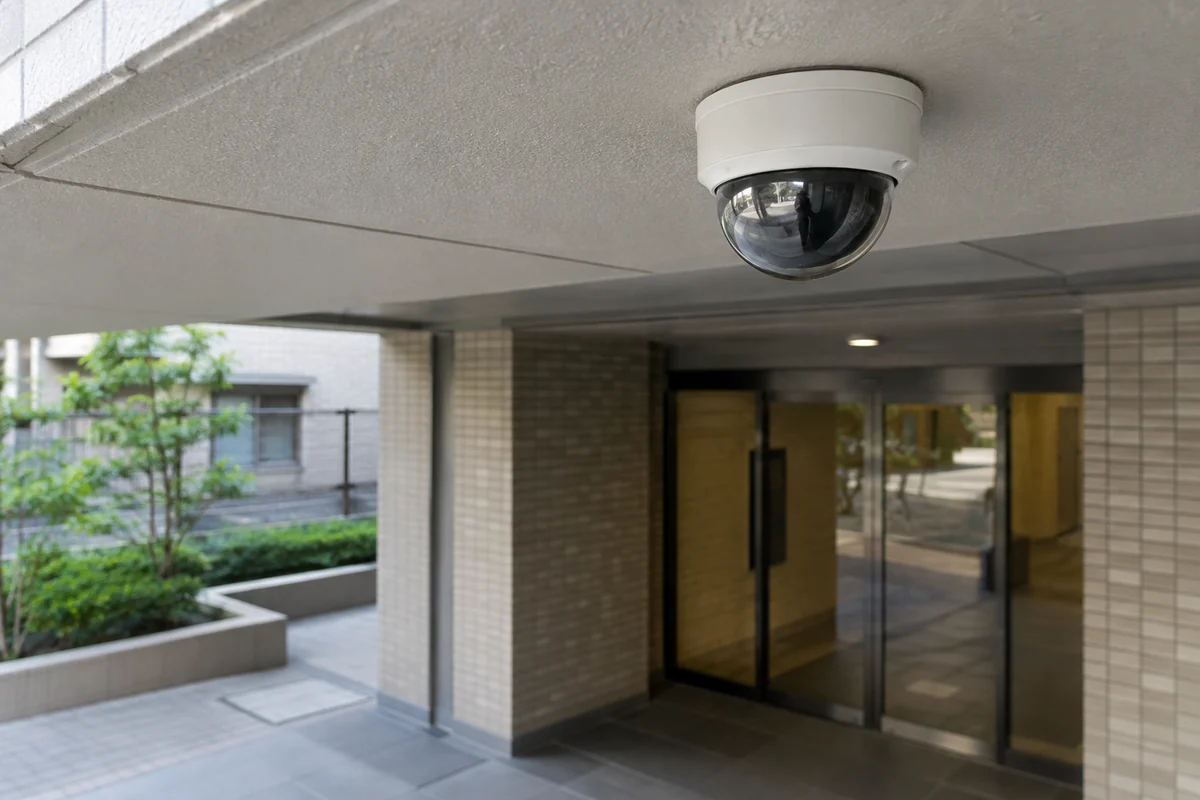 集合住宅の入口に設置されたドーム型の防犯カメラ