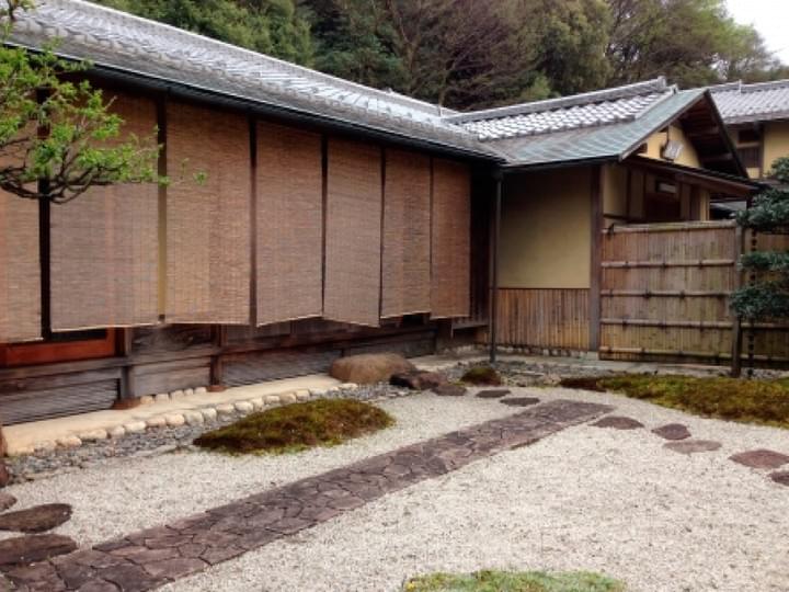庭に面した縁側と瓦屋根のある日本家屋