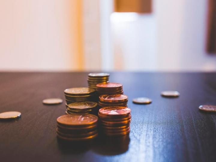 将来の生活資金を考えるイメージとして、積み重ねた硬貨