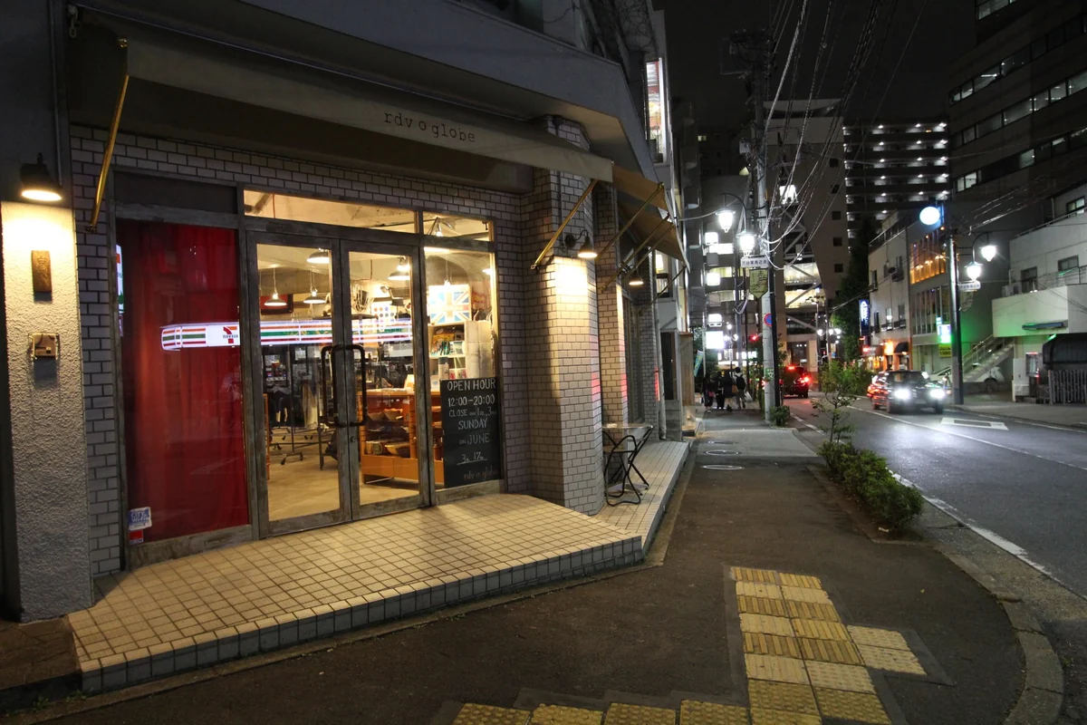 SHIBUYA STAY 周辺の夜の店先と歩道