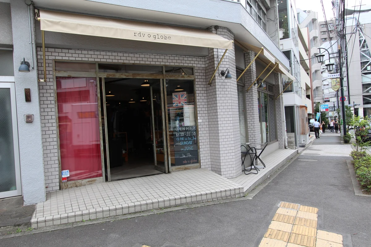 SHIBUYA STAY 周辺の角にある店舗