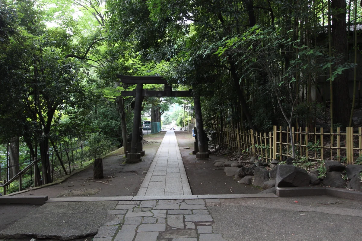 SHIBUYA STAY 周辺の鳥居と参道