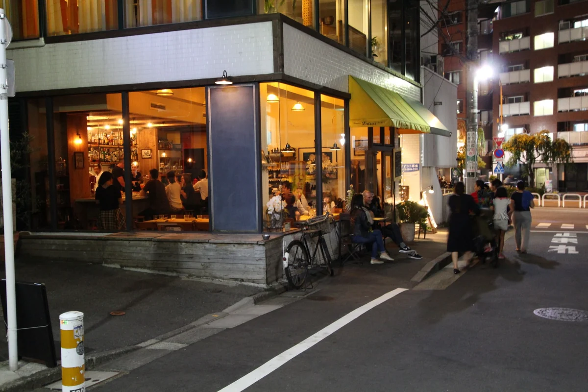 SHIBUYA STAY 周辺の夜の角にある飲食店