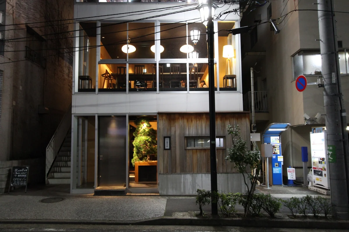 SHIBUYA STAY 周辺の夜の建物と店舗