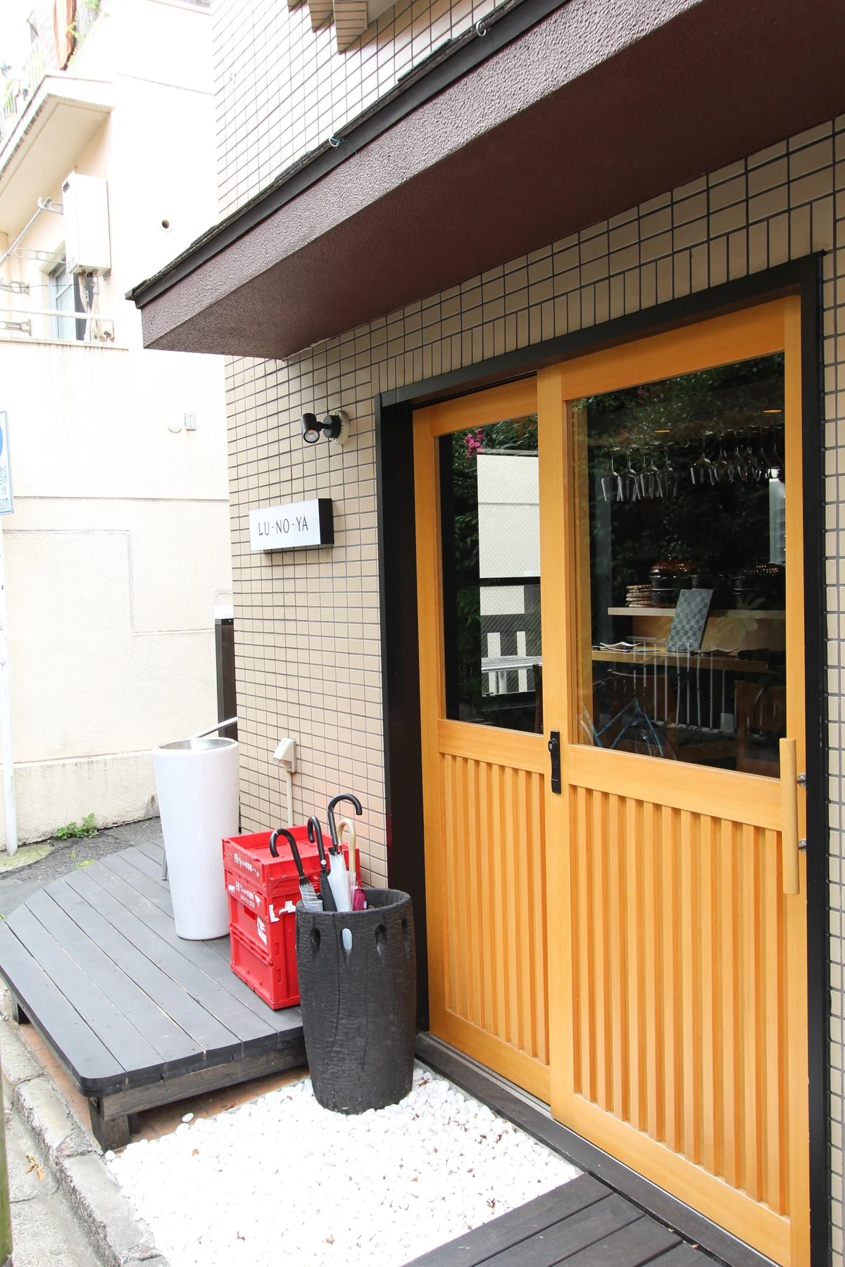 SHIBUYA STAY 周辺の飲食店の扉