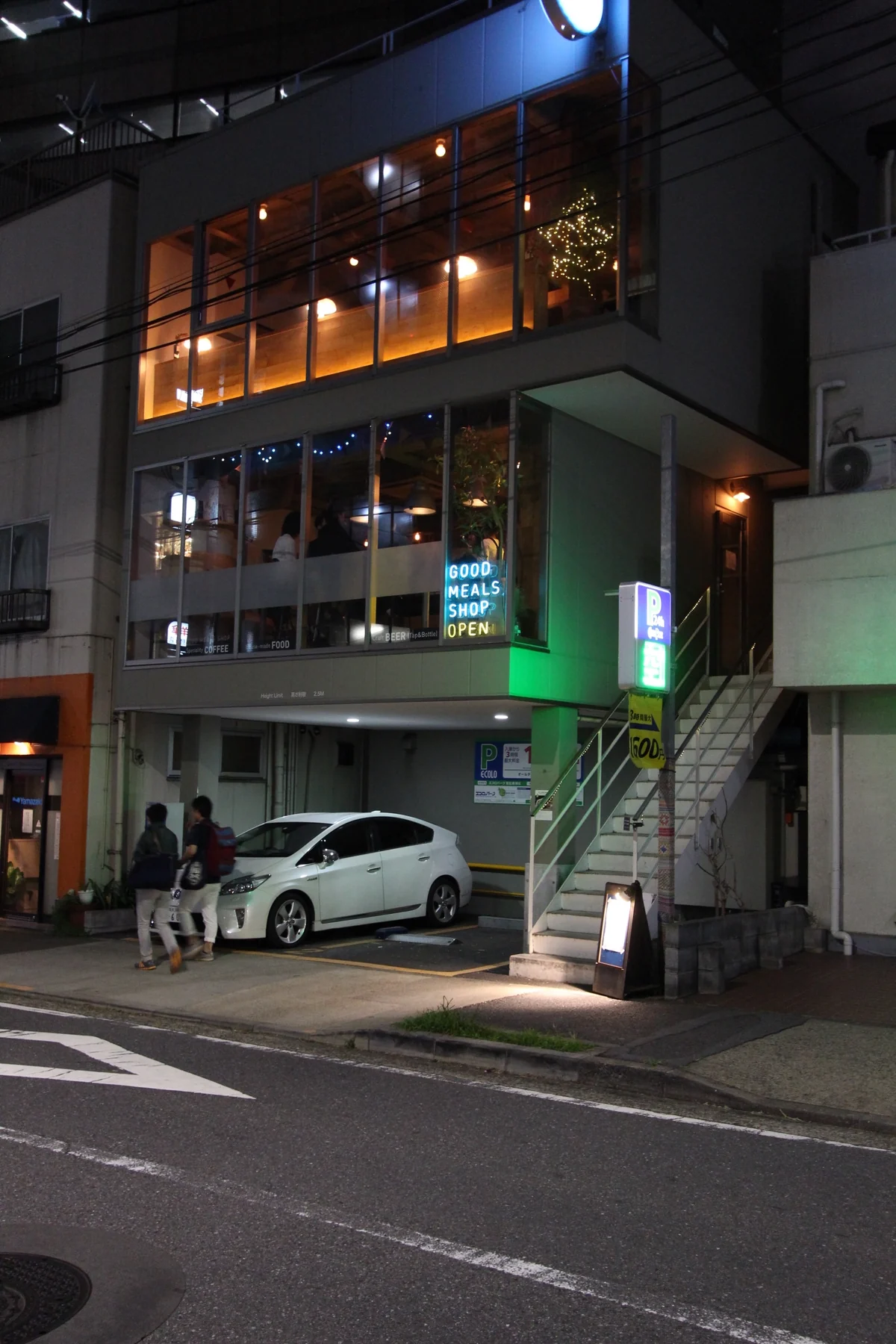 SHIBUYA STAY 周辺の夜の通り沿いの建物
