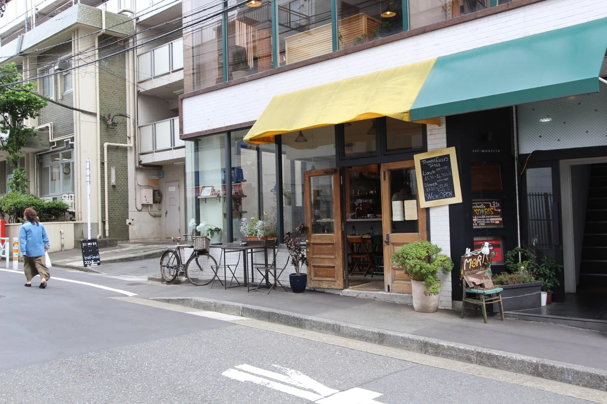 SHIBUYA STAY 周辺の軒先と歩道