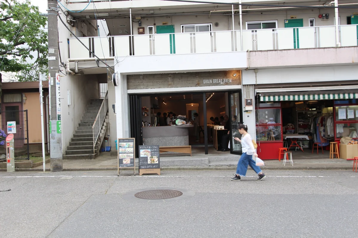 SHIBUYA STAY 周辺の通り沿いの飲食店と商店