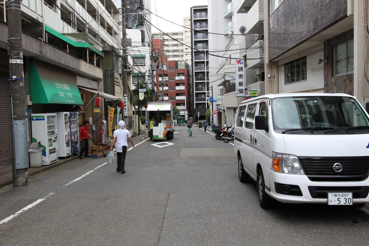 SHIBUYA STAY 周辺の商店のある街並み