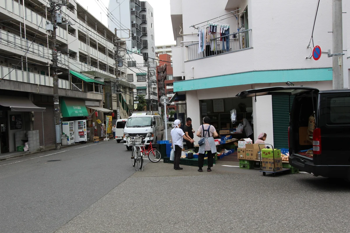 SHIBUYA STAY 周辺の青果店のある交差点