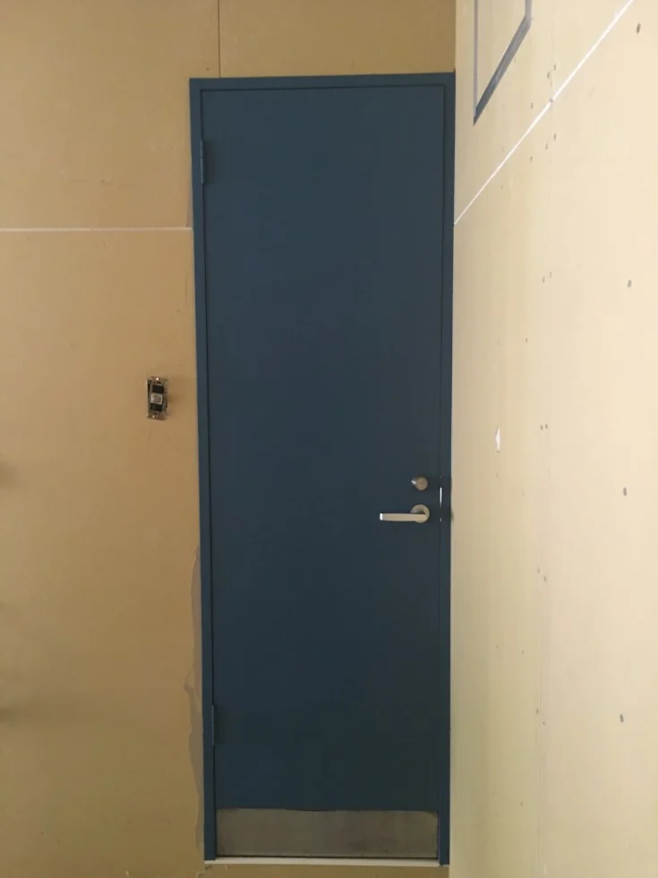 早稲田事務所 工事の合間にトイレの塗装の掲載写真・図版
