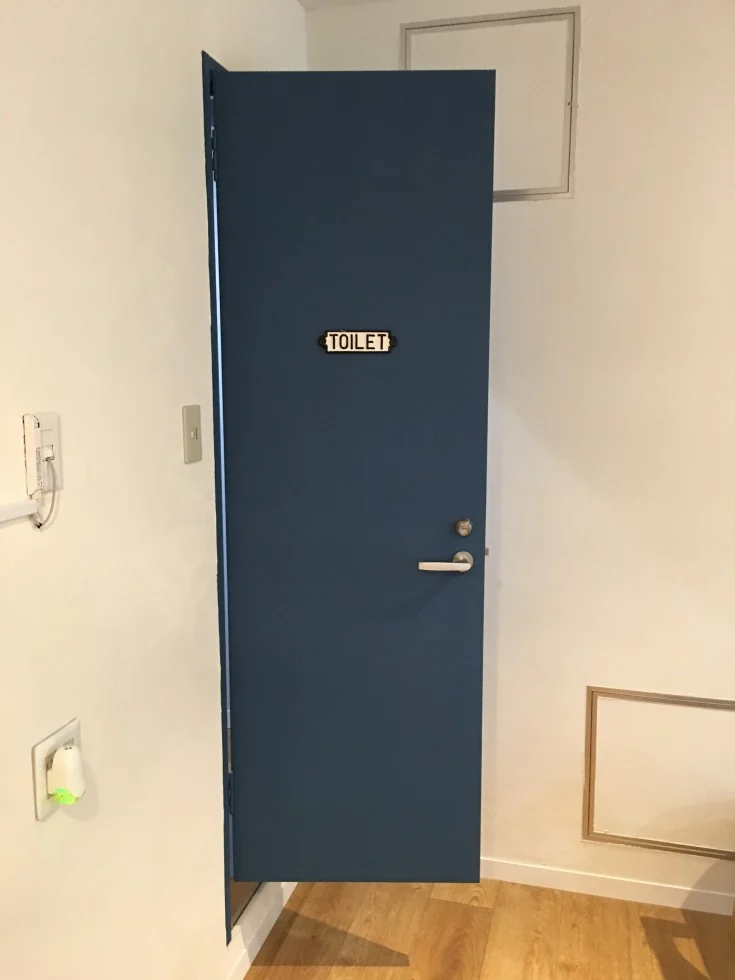 早稲田事務所 工事の合間にトイレの塗装の掲載写真・図版