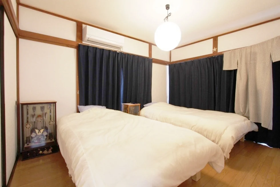 2019年掲載の民泊事例「AIG梅屋敷」のベッドのある客室