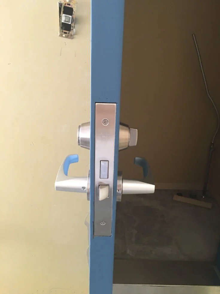 早稲田事務所 工事の合間にトイレの塗装の掲載写真・図版